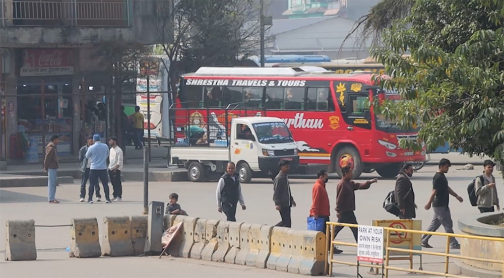 मतदान गर्न काठमाडौँबाट गाउँ जाँदै