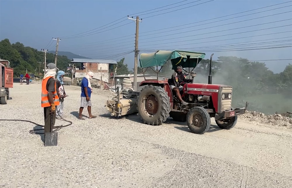 दाउन्ने सडकखण्डमा धूलो हटाएर राजमार्गलाई सहज