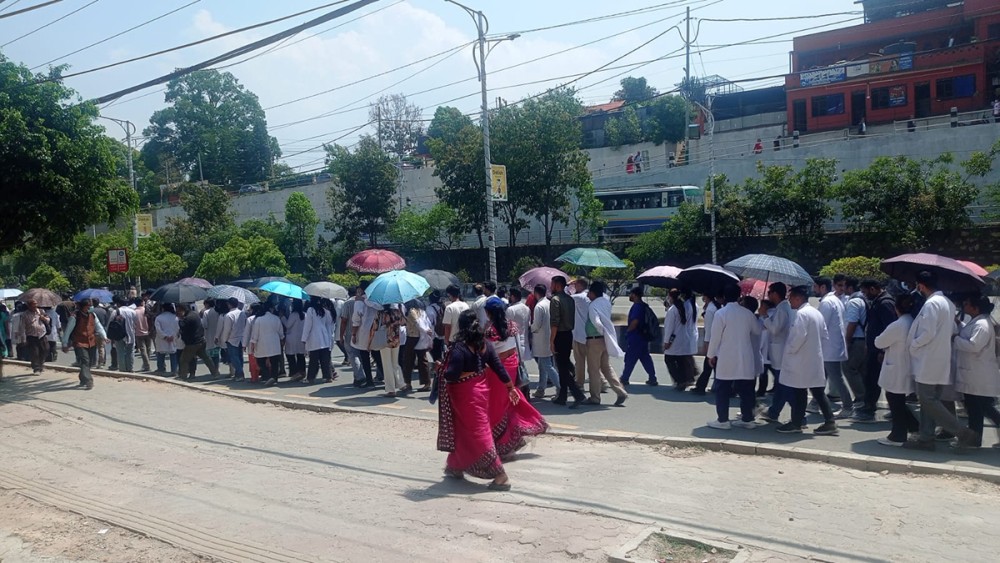 विरामी जाँच्न छाेडेर चिकित्सकहरू आन्दोलनमा