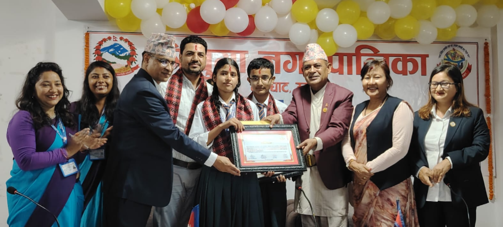 नगरस्तरीय परीक्षामा ४ जीपिए ल्याउने दुई विद्यार्थीलाई त्रियुगा नगरपालिकाद्वारा सम्मान