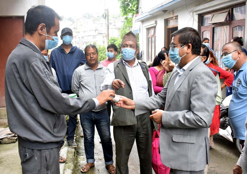 आयुर्वेदिक औषधि वितरण गर्दै संक्रमितको घर-घरमा पुगेर सांसद श्रेष्ठले गरे स्वास्थ्यलाभकाे कामना