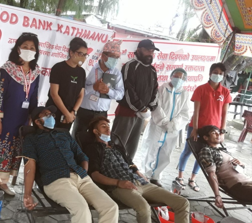फुड बैंक काठमाडौंकाे आयाेजनामा रक्तदान कार्यक्रम