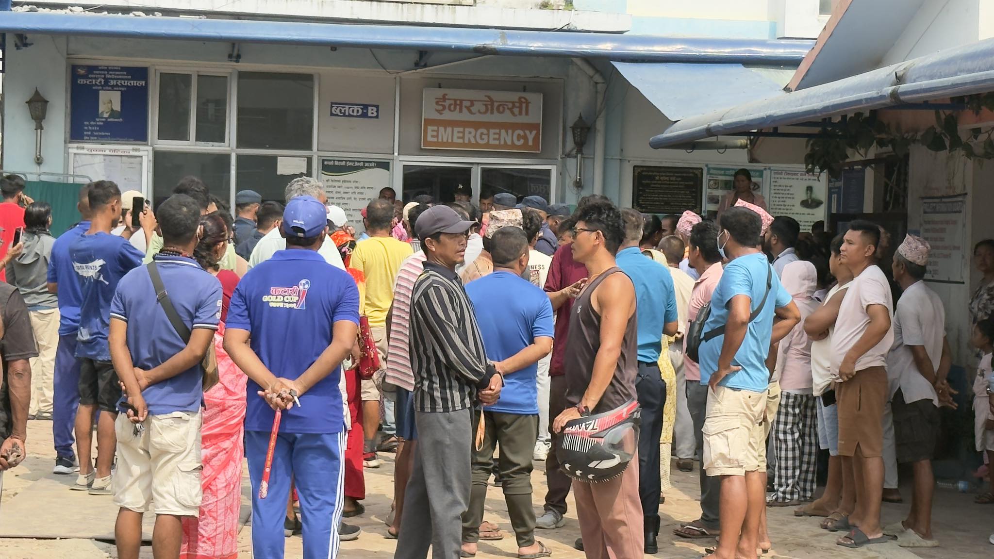 उदयपुरकाे कटारीमा गुडिरहेको स्कुल बसबाट खस्दा सह–चालकको मृत्यु, कटारी अस्पतालमा दिनभर तनाव