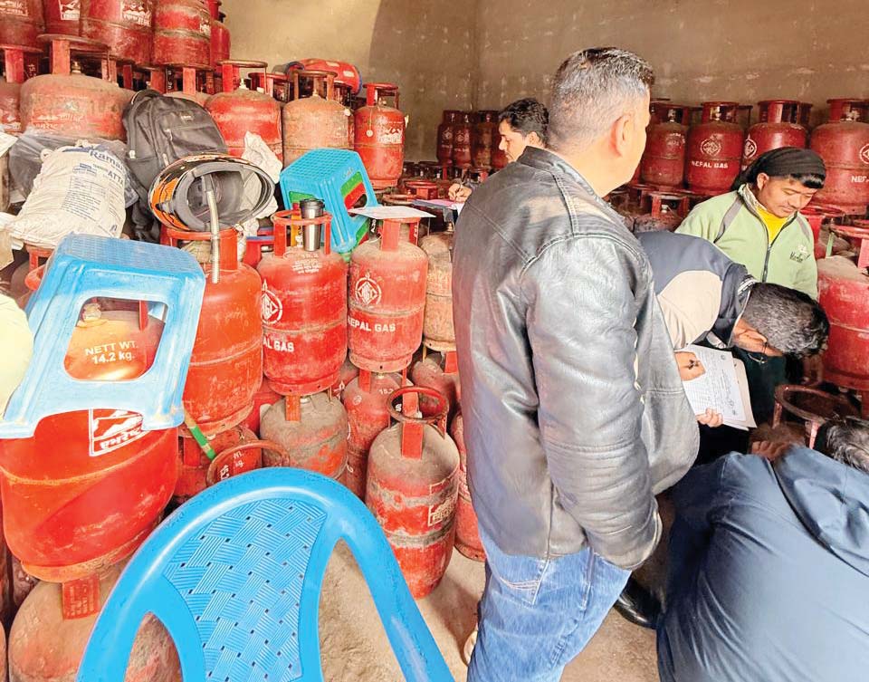  खाना पकाउने एलपी ग्यासको अभाव चुलिएपछि निगमले नै दिन थाल्यो ग्यास