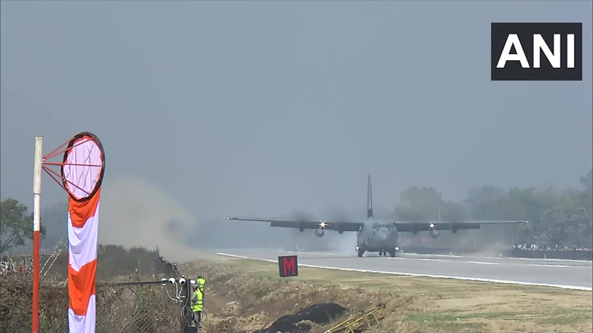 प्रधानमन्त्री मोदी चढेको विमान सडकमा अवतरण