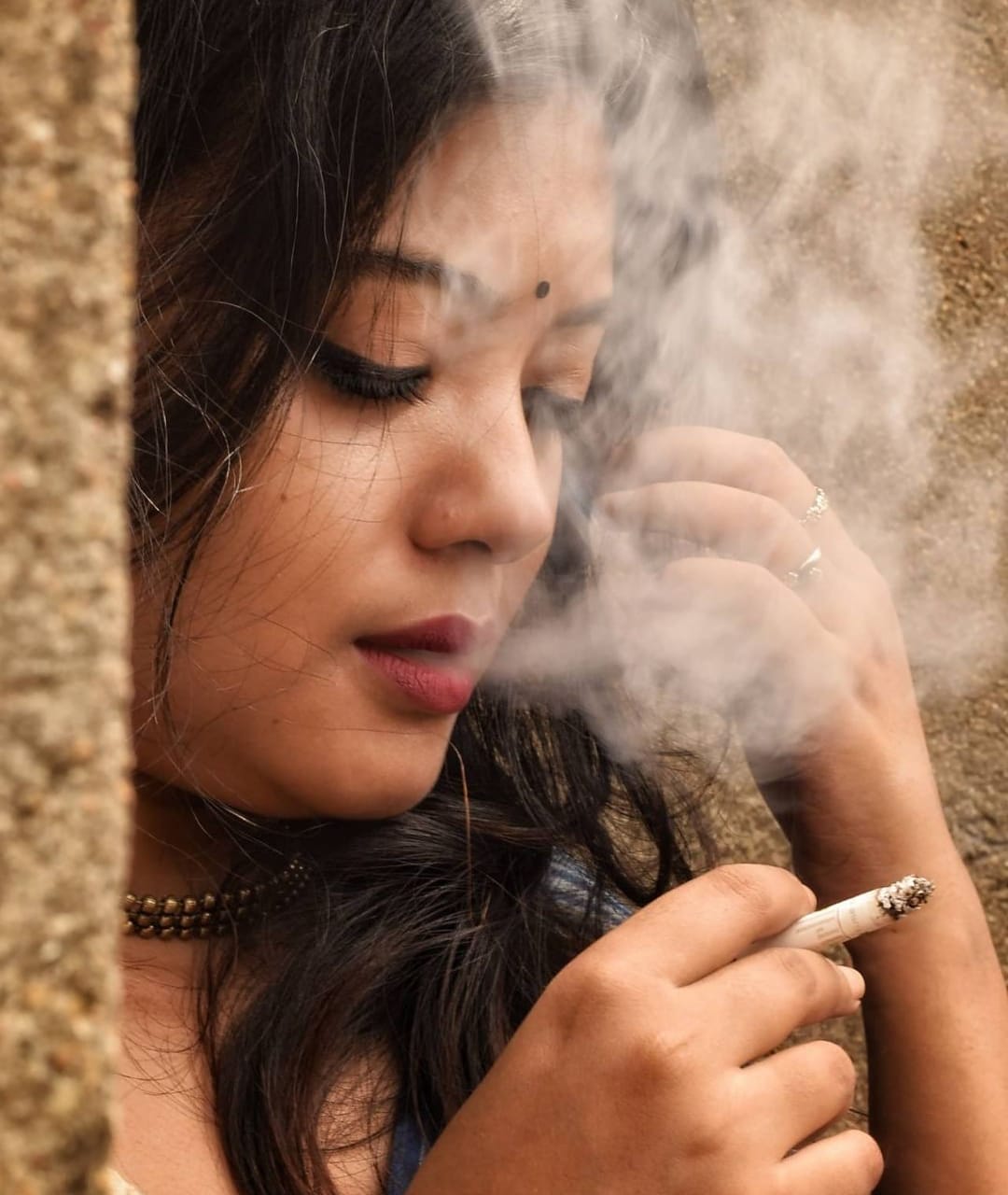 चुरोट खाने महिलालाई अझ बढी स्वास्थ्य समस्या