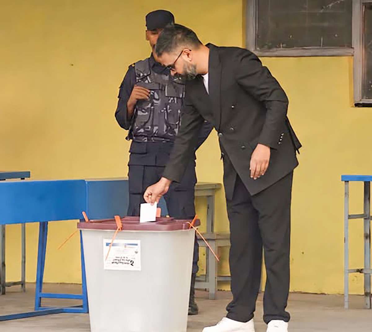 रास्वपा वरिष्ठ नेता बालेन्द्र शाह मतदान गर्दै