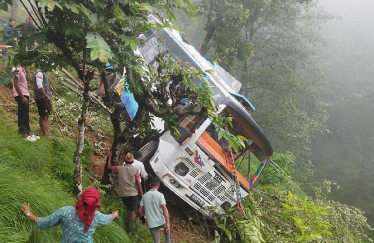 बस दुर्घटना हुँदा ८ घाइते, ३ को अवस्था गम्भीर