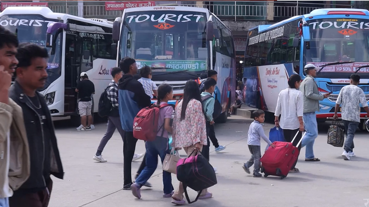 दशै मनाउँन घरजाने यात्रुकाे चाप बढ्दाे