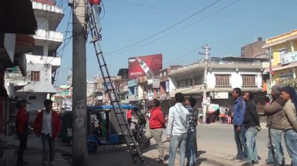 तुलसीपुरका अव्यवस्थित तार हटाउन शुरु