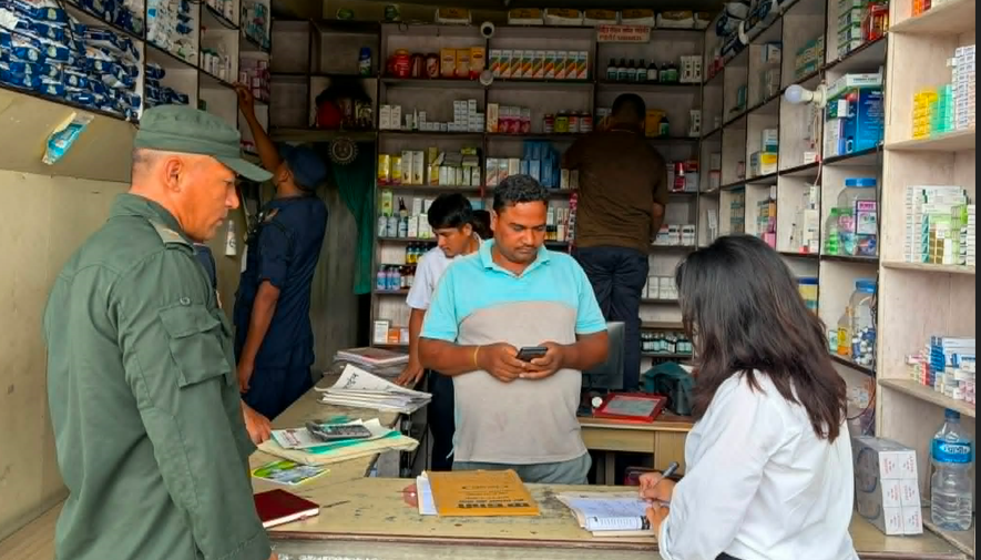कटारीमा संयुक्त अनुगमनः म्याद गुज्रिएका औषधि जफत, मापदण्ड नपुगेका स्वास्थ्य संस्थालाई सुधार गर्न निर्देशन