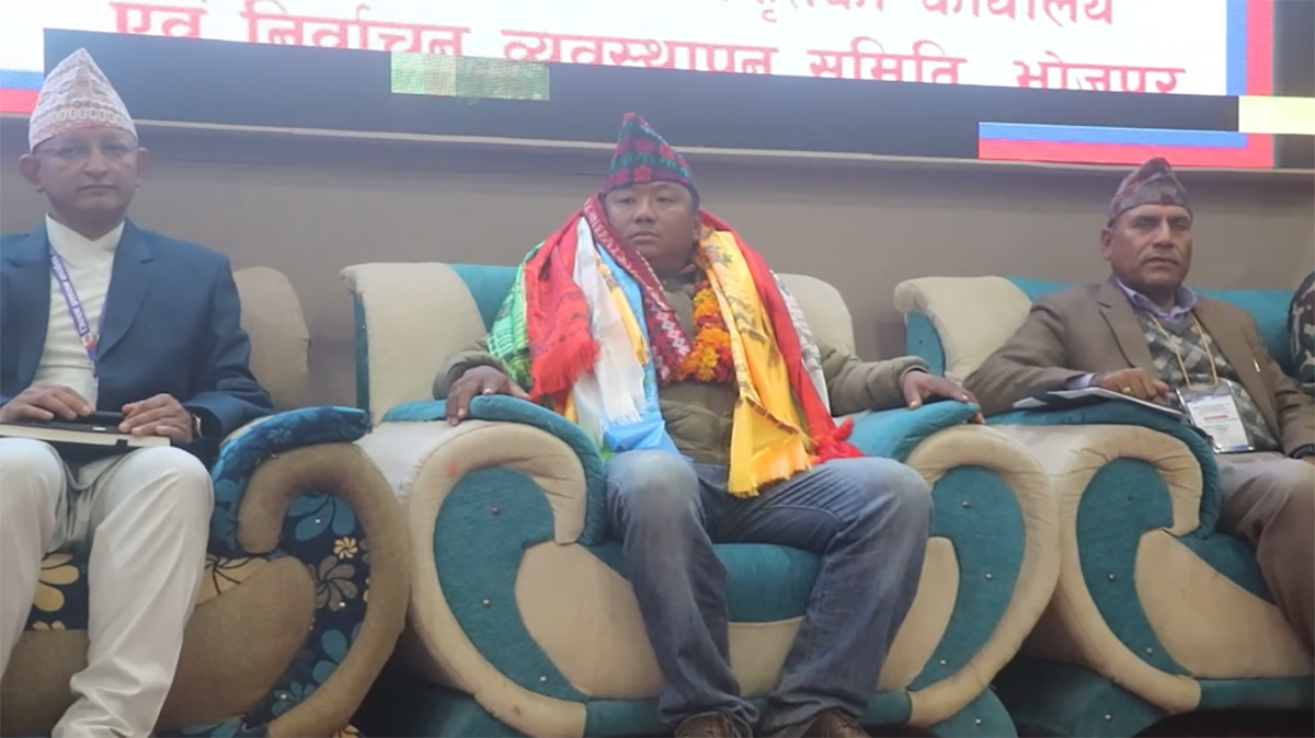 श्रम संस्कृति पार्टी भोजपुरबाट विजयी ध्रुवराज राईलाई प्रमाणपत्र 