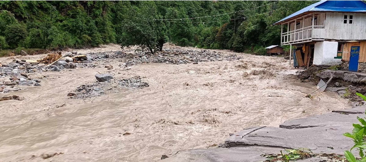 बाढीले तीन घर बगाए, एक जना बेपत्ता