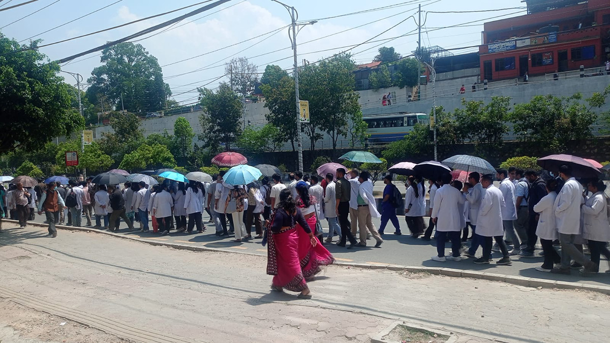 विरामी जाँच्न छाेडेर चिकित्सकहरू आन्दोलनमा