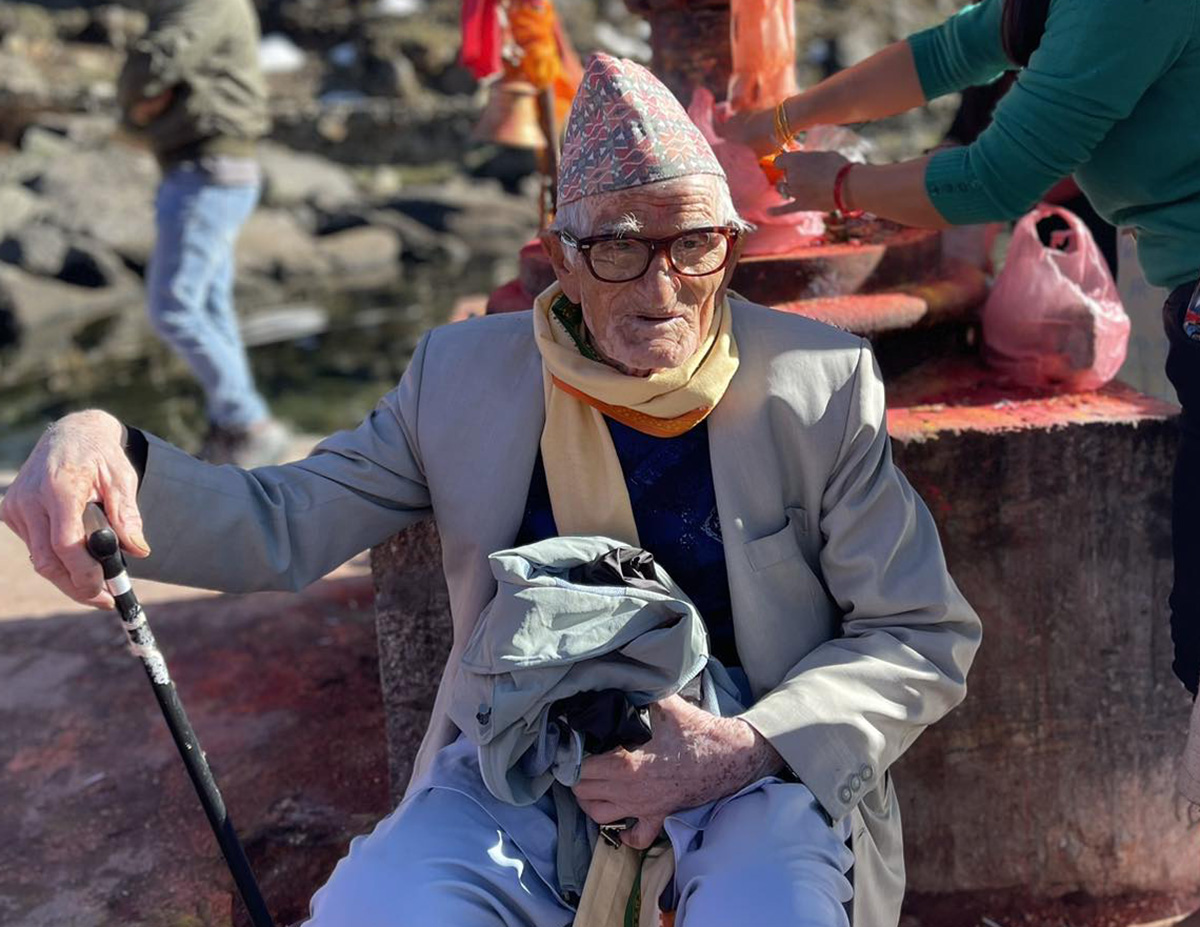 गोसाइँकुण्डमा ९३ वर्षे वृद्धद्वारा पूजा-आराधना