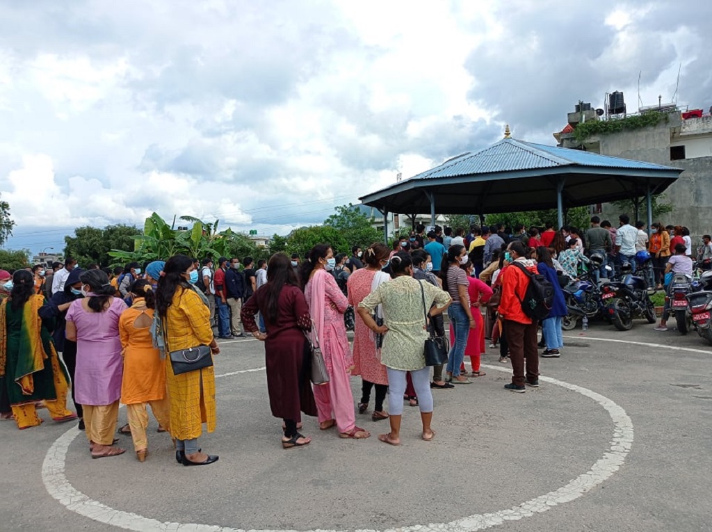 आफ्नो मान्छे छिराउने प्रवृत्तिले आमसर्वसाधारण खोप पाउनबाट वञ्चित