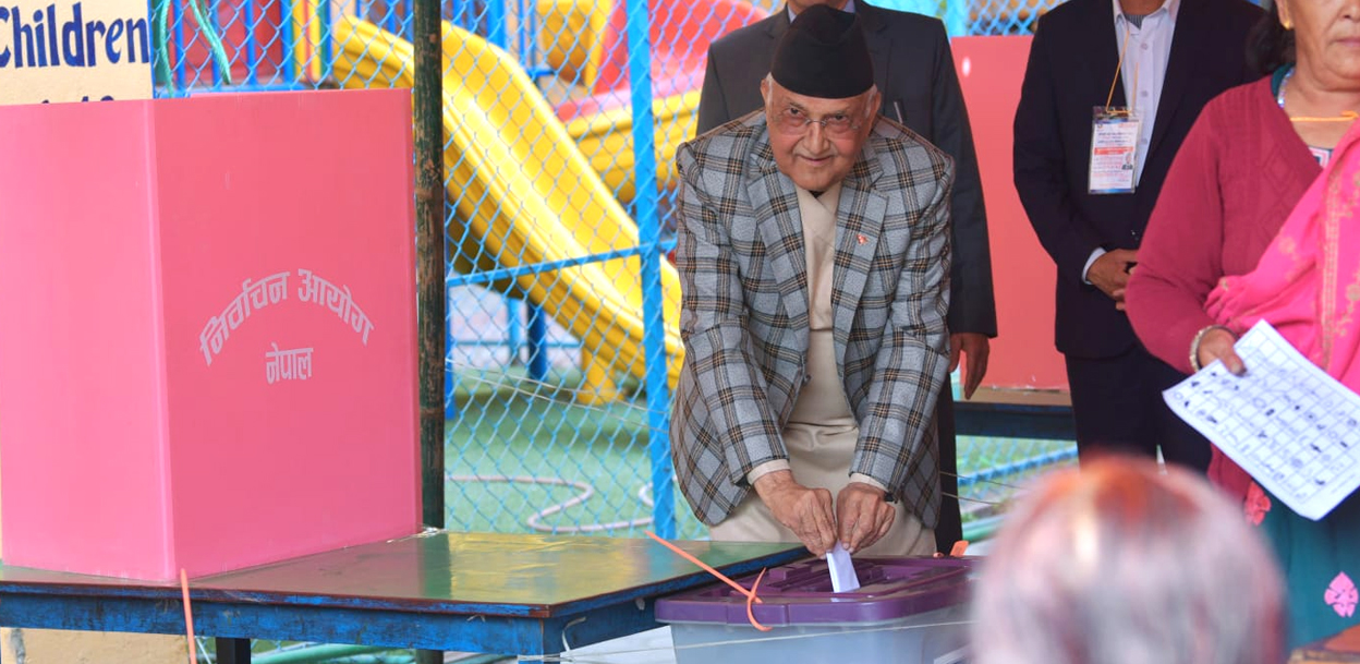 एमाले अध्यक्ष केपी ओली मतदान गर्दै