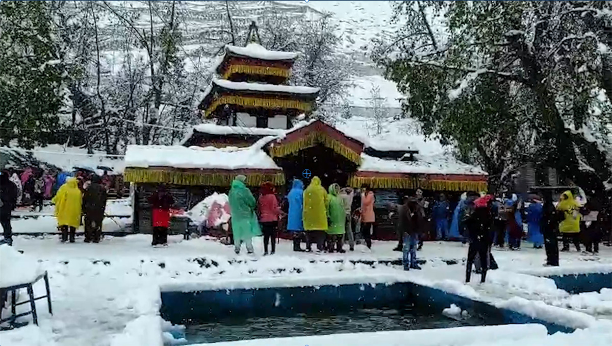 हिमपातले ढाक्यो, यात्रा नगर्न आग्रह