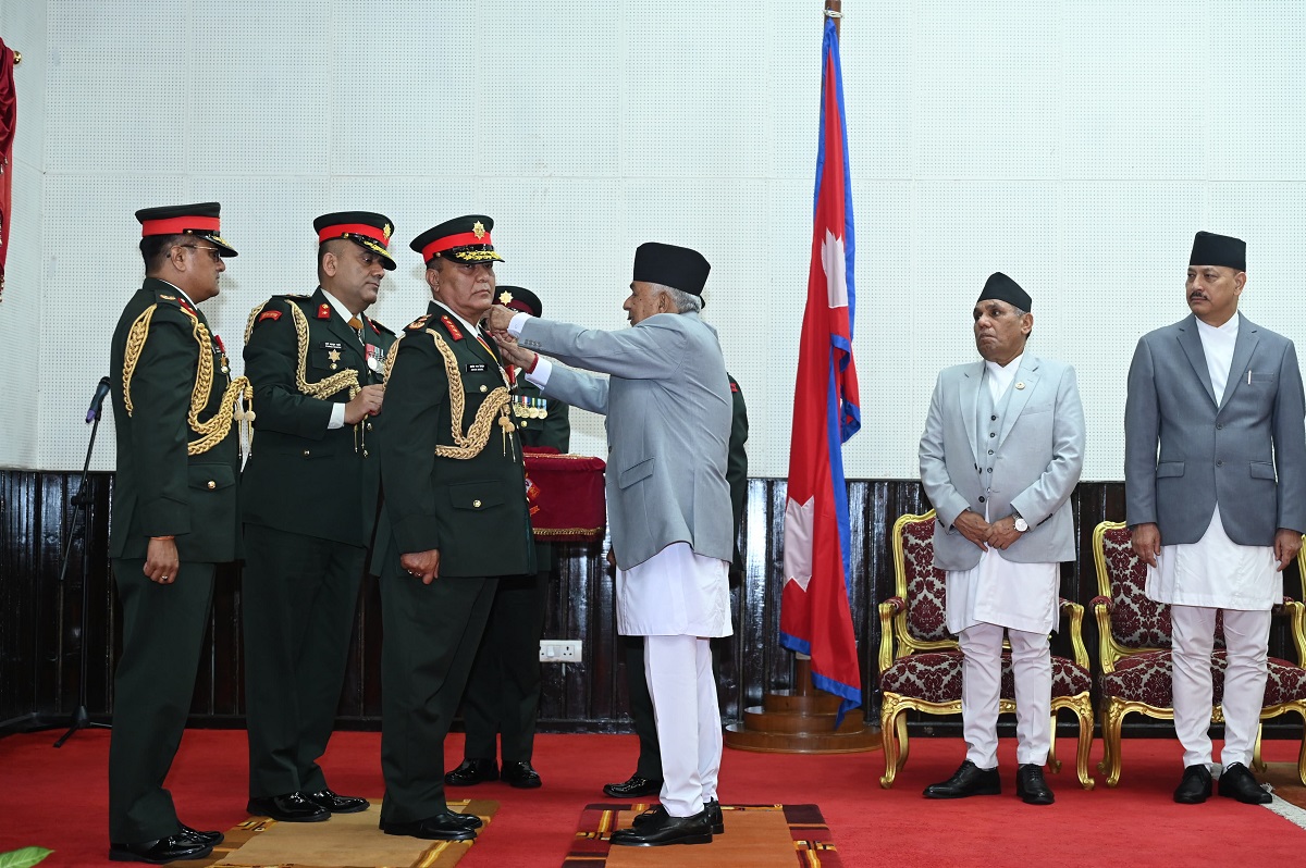 नवनियुक्त प्रधानसेनापति सिग्देललाई राष्ट्रपतिद्वारा महारथीको दर्ज्यानी चिह्न प्रदान