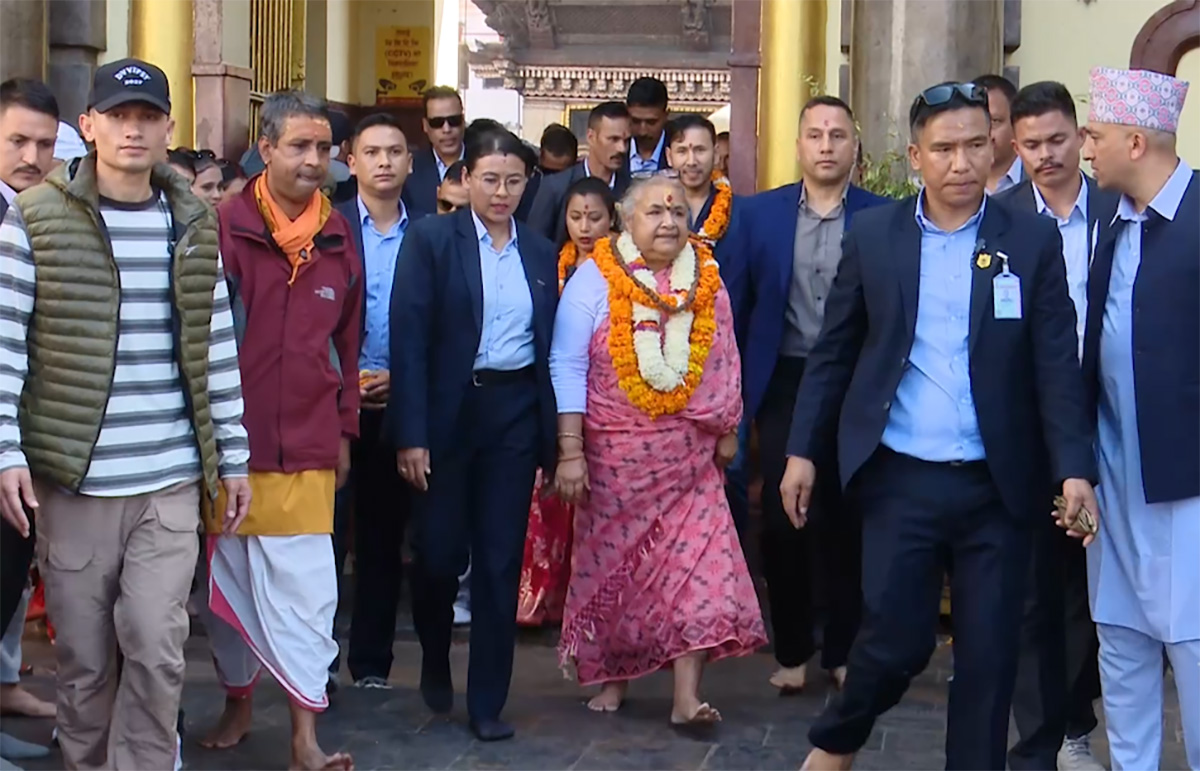 प्रधानमन्त्री कार्कीद्वारा पशुपतिनाथकाे दर्शन