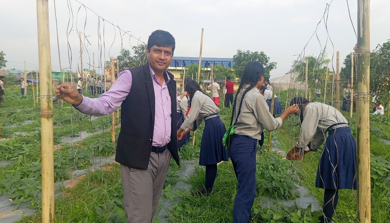 विद्यार्थीलाई कृषिमा आत्मनिर्भर बन्न सिकाउँदै त्रिवेणी मावि