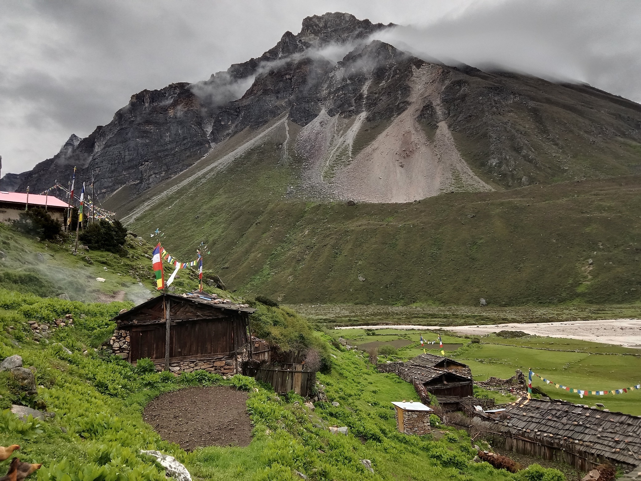 सञ्चारमा स्वयं मानिसको उपस्थिति र चिठ्ठीपत्रबाहेक अरू विकल्प नरहेको गाउँ याङ्मा