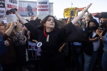 इरान सरकारविरुद्ध महिलाको विद्रोह
