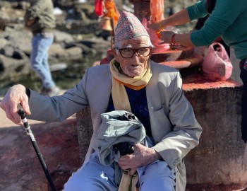 गोसाइँकुण्डमा ९३ वर्षे वृद्धद्वारा पूजा-आराधना