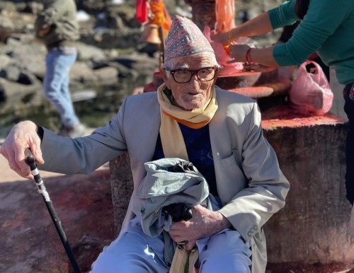 गोसाइँकुण्डमा ९३ वर्षे वृद्धद्वारा पूजा-आराधना